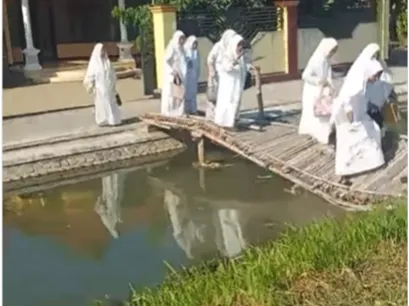 Detik-detik Jembatan Kayu yang Dilewati Emak-emak Mendadak Ambruk