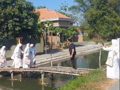 Detik-detik Jembatan Kayu yang Dilewati Emak-emak Mendadak Ambruk