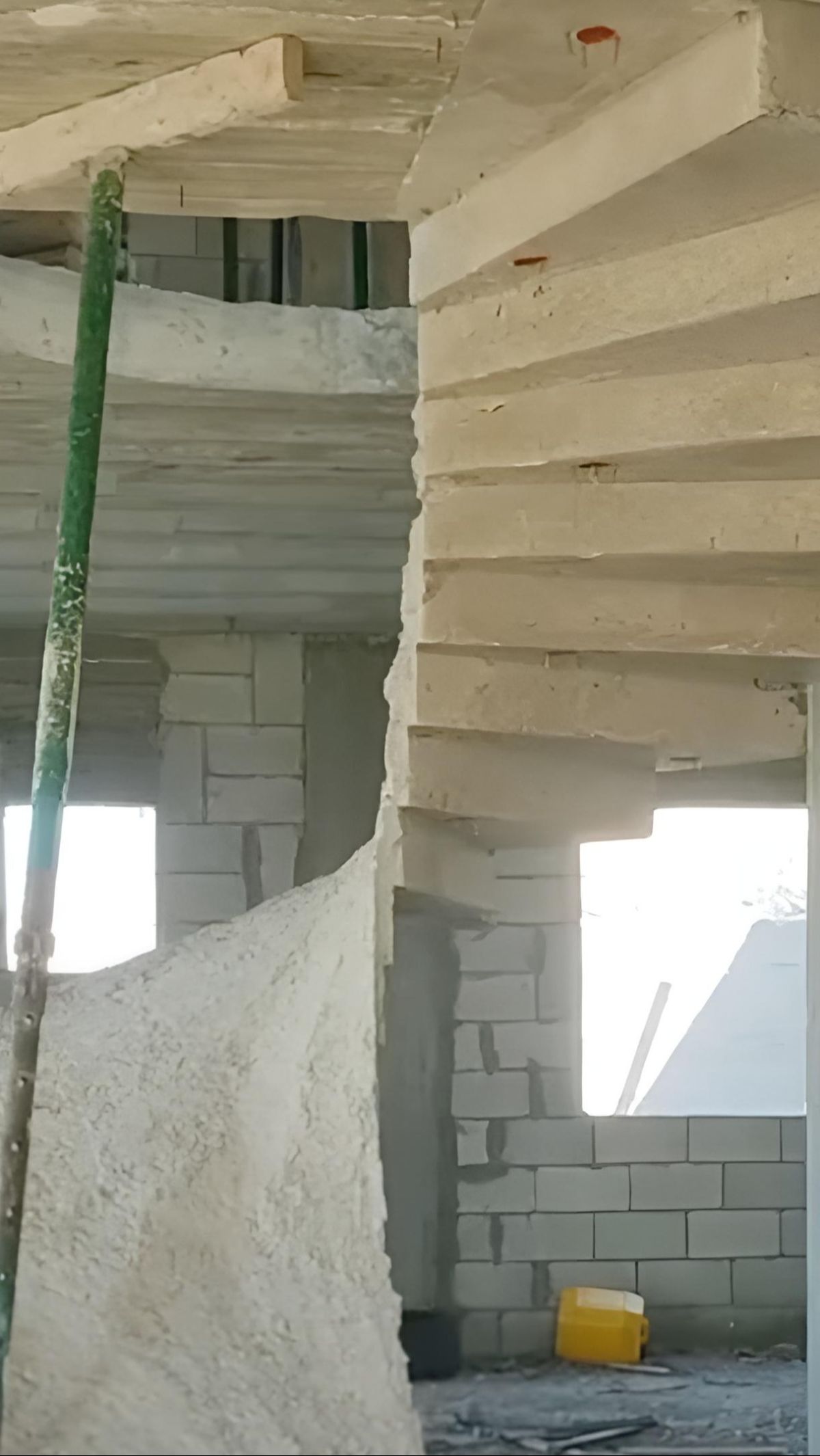 Tangga Melingkar Dibuat Tanpa Pijakan, Warganet 'Rumah Spiderman'