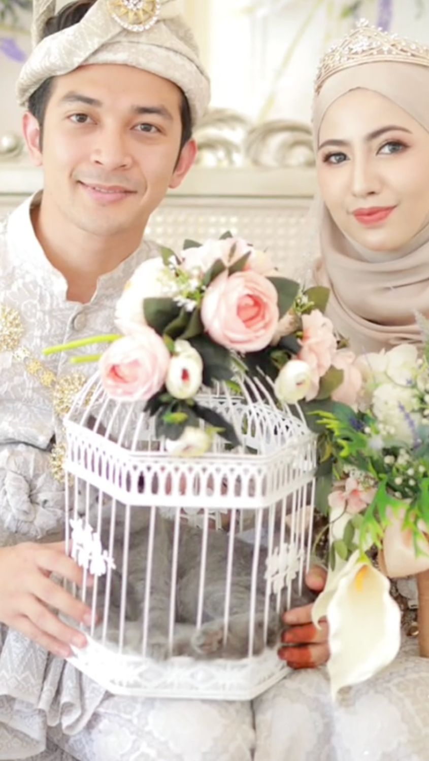 Berfoto dengan Pengantin