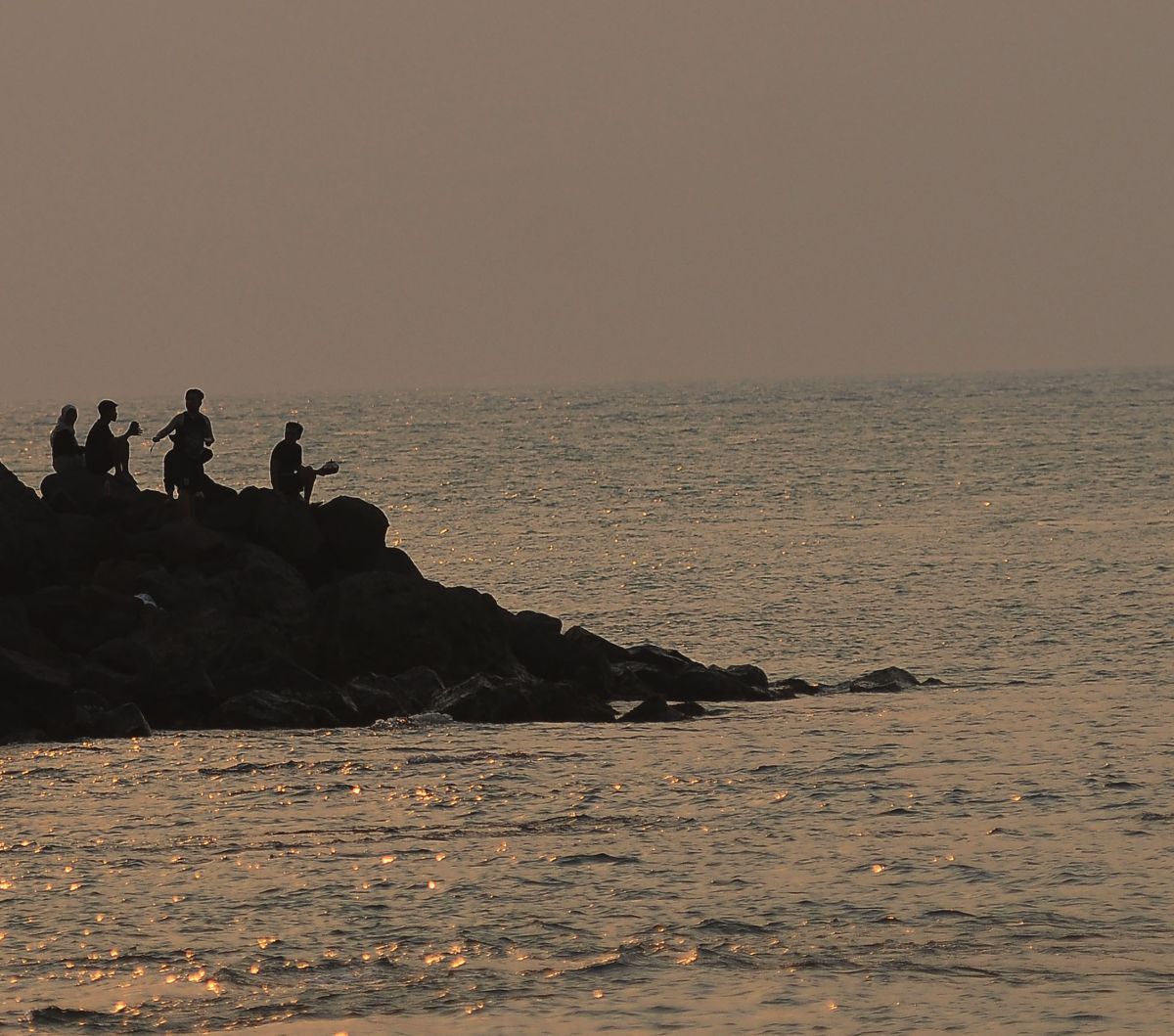 FOTO: Serunya Mengisi Waktu Libur Maulid Nabi Muhammad SAW 2023 di Pantai Anyer, Destinasi Wisata Favorit Warga Banten dan Jabodetabek