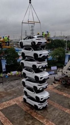 Buktikan Kekuatan Bodi, Chery Tumpuk 7 Mobil Listrik Terbarunya