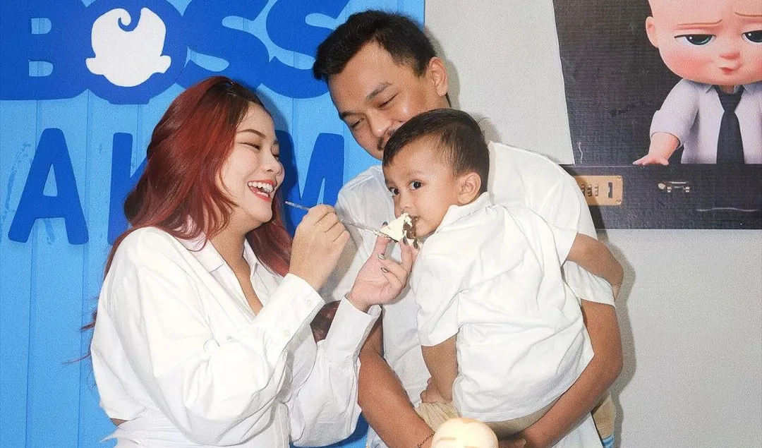 Menyuapkan kue