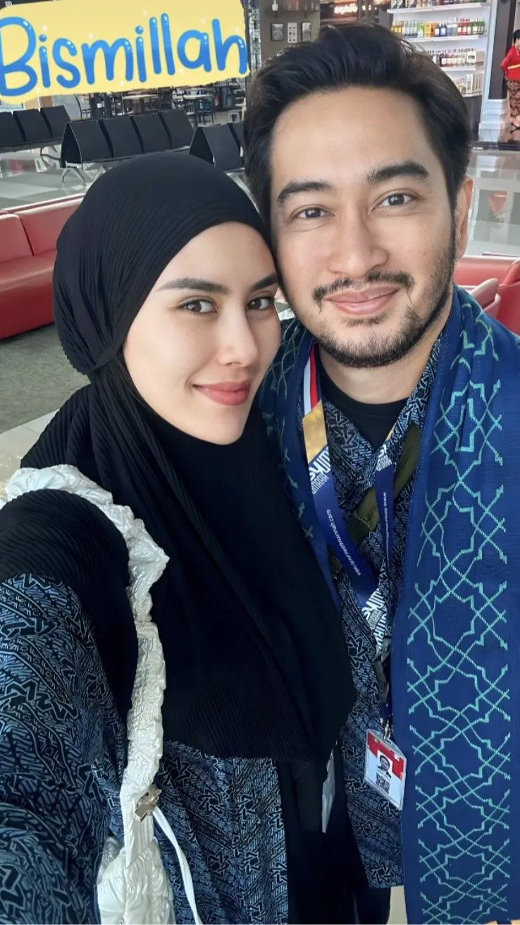 Potret Penampilan Tak Biasa Syahnaz Sadiqah saat Umrah Bareng Suami