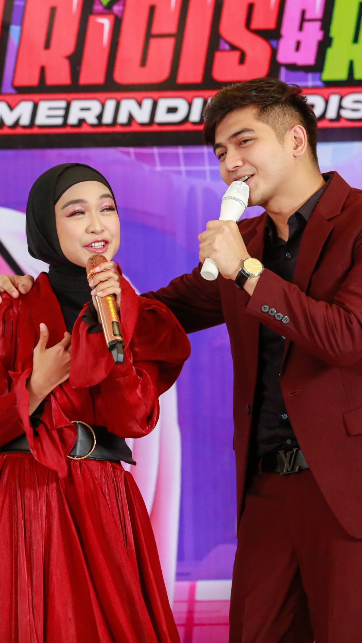 Intip Potret Kemesraan Ria Ricis dan Teuku Ryan Duet di Atas Panggung