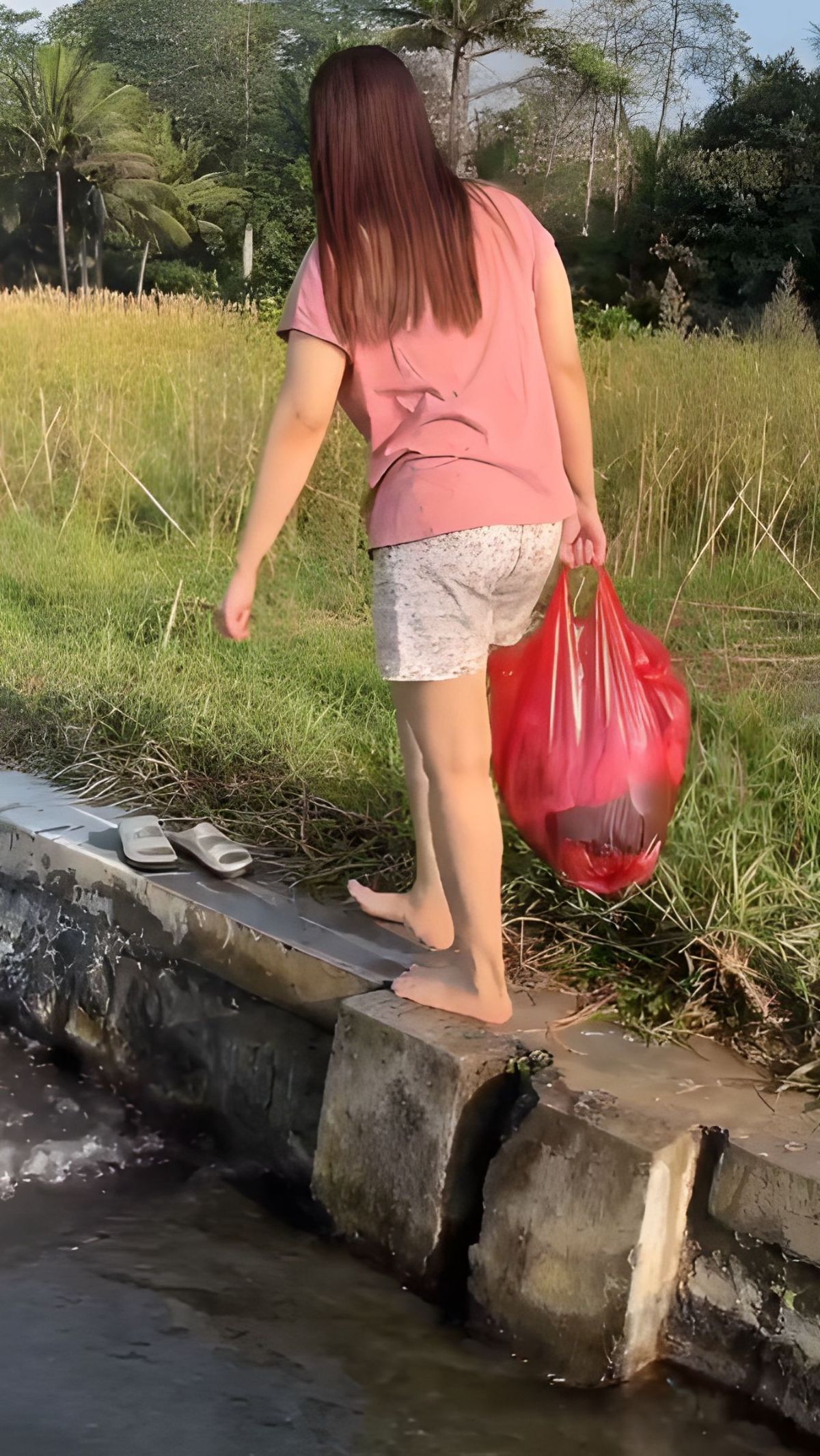 Namun ada yang aneh dari video kenangan tersebut. Keanehan itu adalah gadis berbaju pink sama sekali tak pernah terlihat wajahnya.