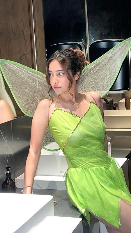 Dannia Salsabilla datang sebagai Tinker Bell dari film Peterpan di ulang tahun Zize. Penampilannya dengan sayap hijau cukup mencuri perhatian lantaran simpel namun tetap cantik.