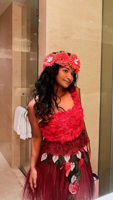 Si cantik Moana juga dapat ditemukan di pesta ulang tahun Zize. Ratu Namira hadir sebagai Moana lengkap dengan hiasan bunga di kepala dan baju berwarna merah. Kulitnya yang sawo matang membuatnya sangat cocok memperagakan Moana.