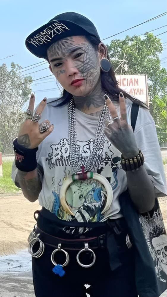 Melalui pernyataan sebelumnya, Ustaz Ebit Lew menyebut Mondy Tatto sebagai seorang wanita punk berstatus ibu tunggal.