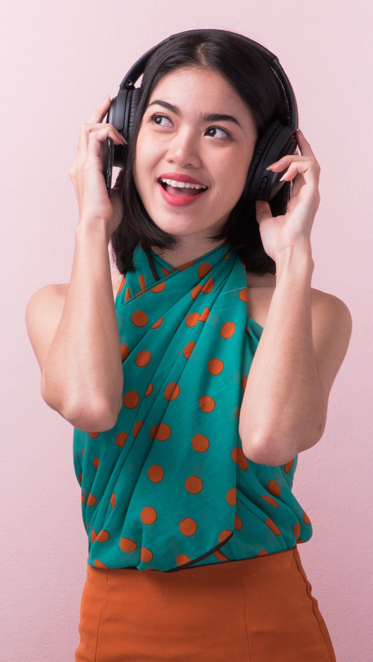 Earbuds vs Headphone: Mana yang Lebih Baik untuk Kesehatan Telinga?