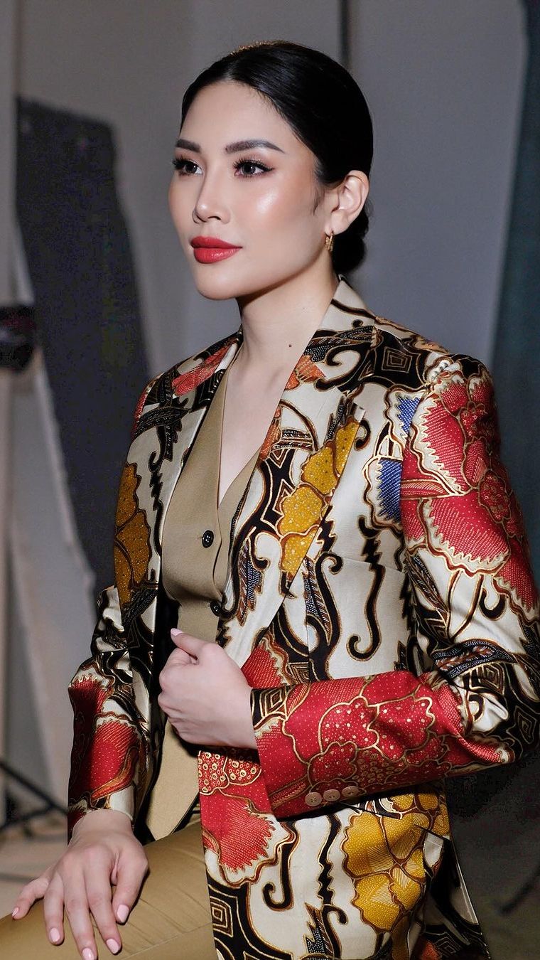 Elegan Banget, Riasan Soft Glam Favorit Angela Tanoesoedibjo