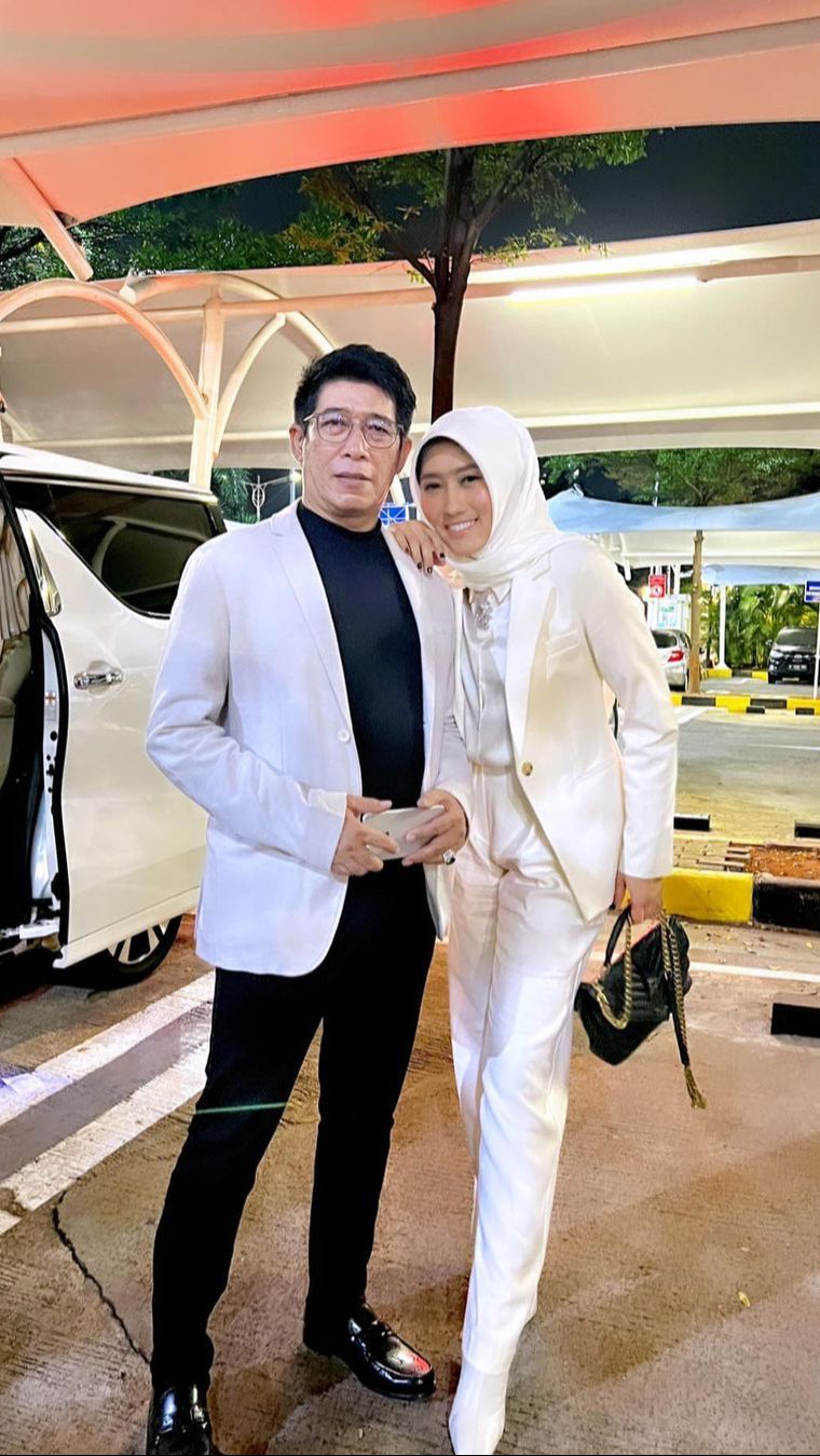 Lebih Muda 18 Tahun, 6 Potret Diena Risty Istri Parto Patrio Cantik Mempesona Bak Barbie Hidup