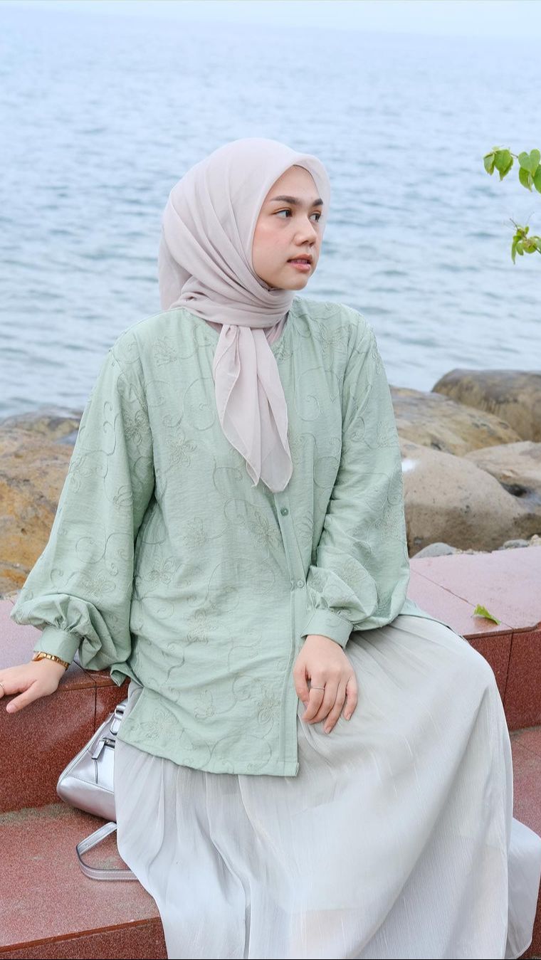 4 Mix & Match Rok dengan Kemeja Anti Gagal