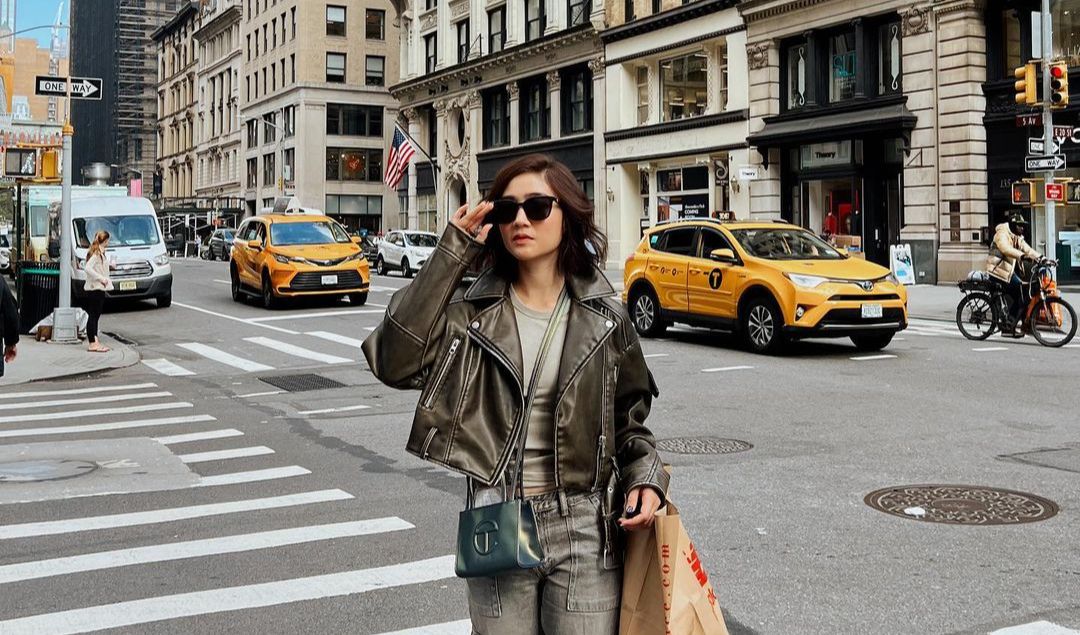 Leather Jacket dan Sunglasses