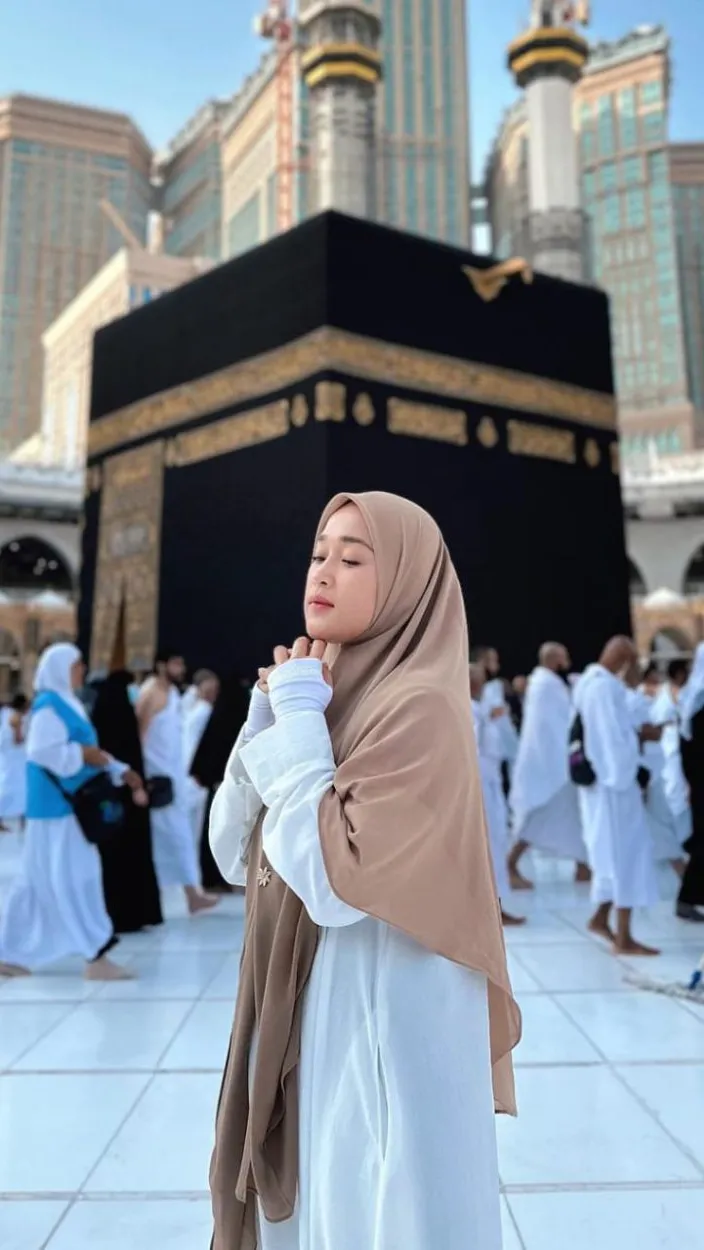Potret Ririe Fairuz Pakai Cadar saat Jalani Ibadah Umrah