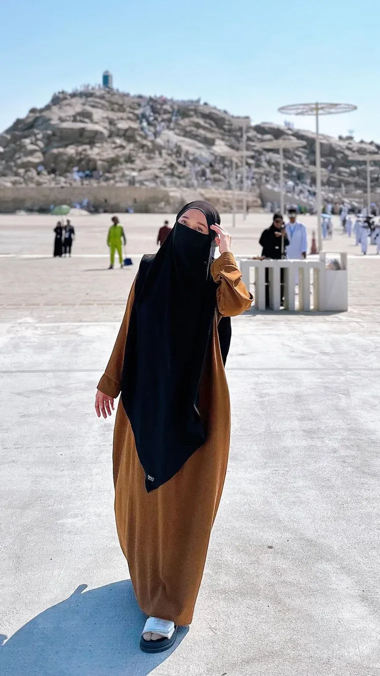 Saat di Jabal Rahmah, Ririe Fairus menutup wajahnya dengan cadar.