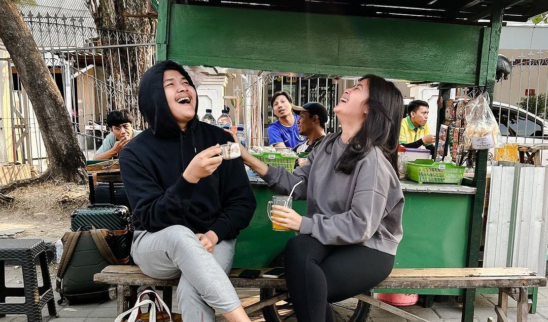Makan Dipinggir Jalan Berdua