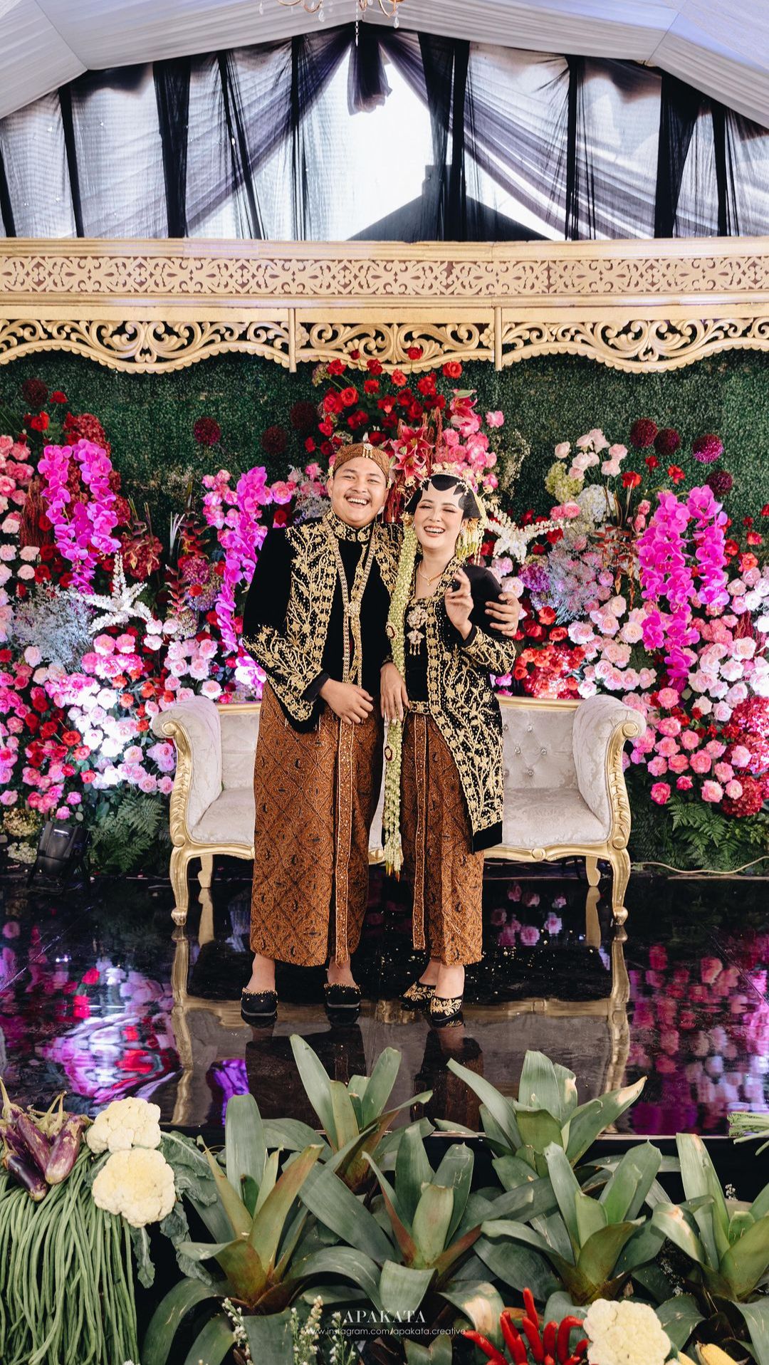 Potret Mesra Pengantin Baru Komika Nopek Novian Bareng Istri, Vlog Edisi Malam Jumat Perdana Bisa Bikin Jomblo Baper