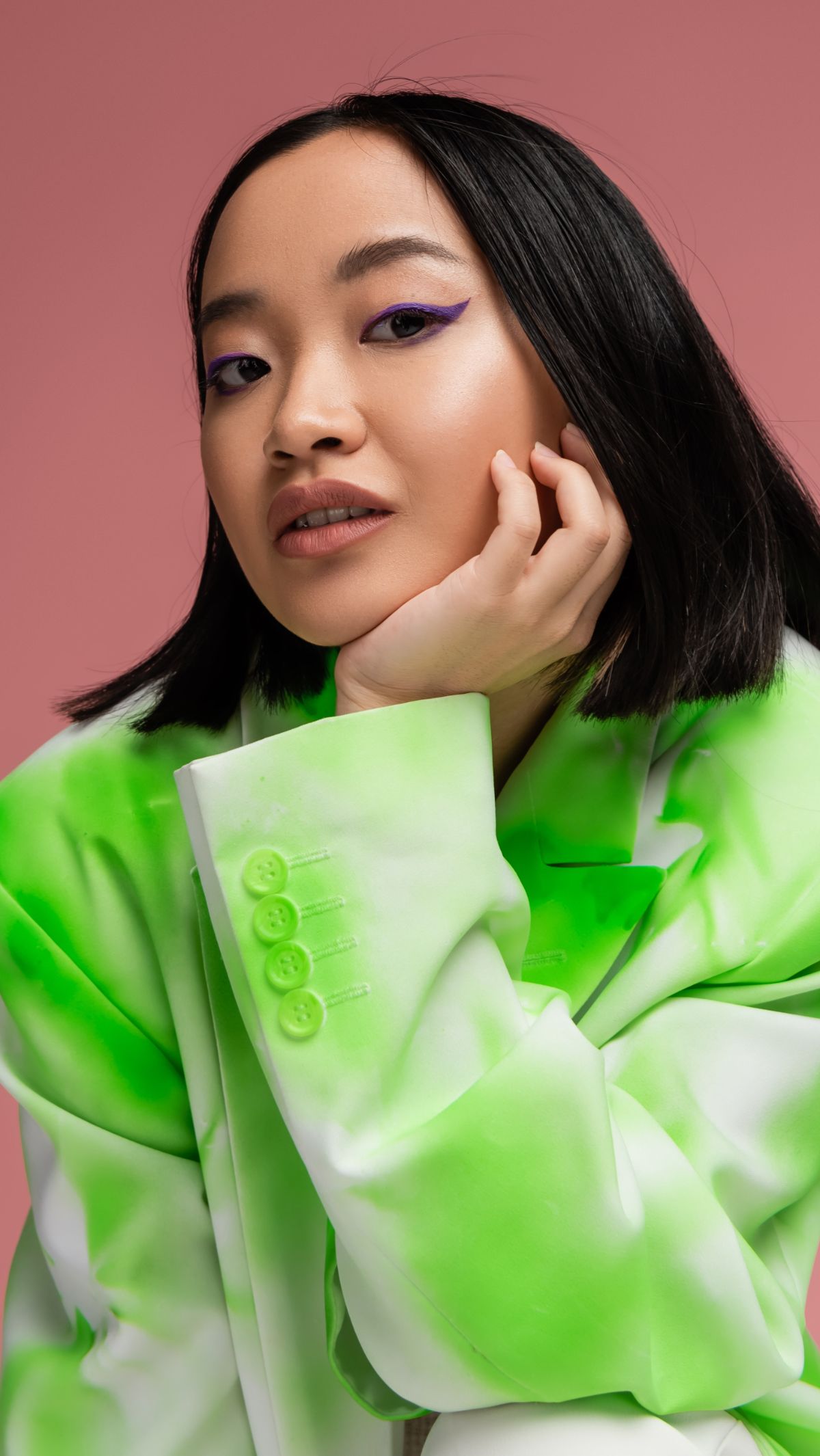 Wing Eyeliner ala Makeup Artist, Efeknya Seperti Face Lift
