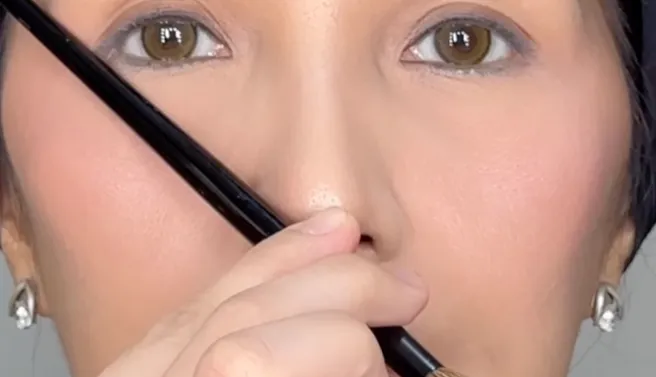 Tentukan Kemiringan Eyeliner