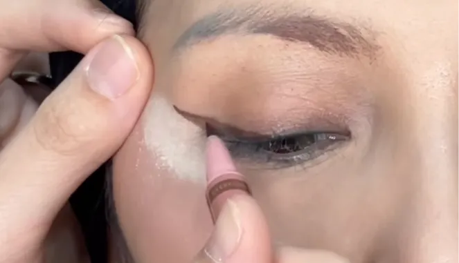 Memakai Eyeliner