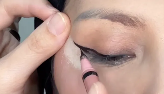 Memakai Eyeliner yang Lebih Pekat