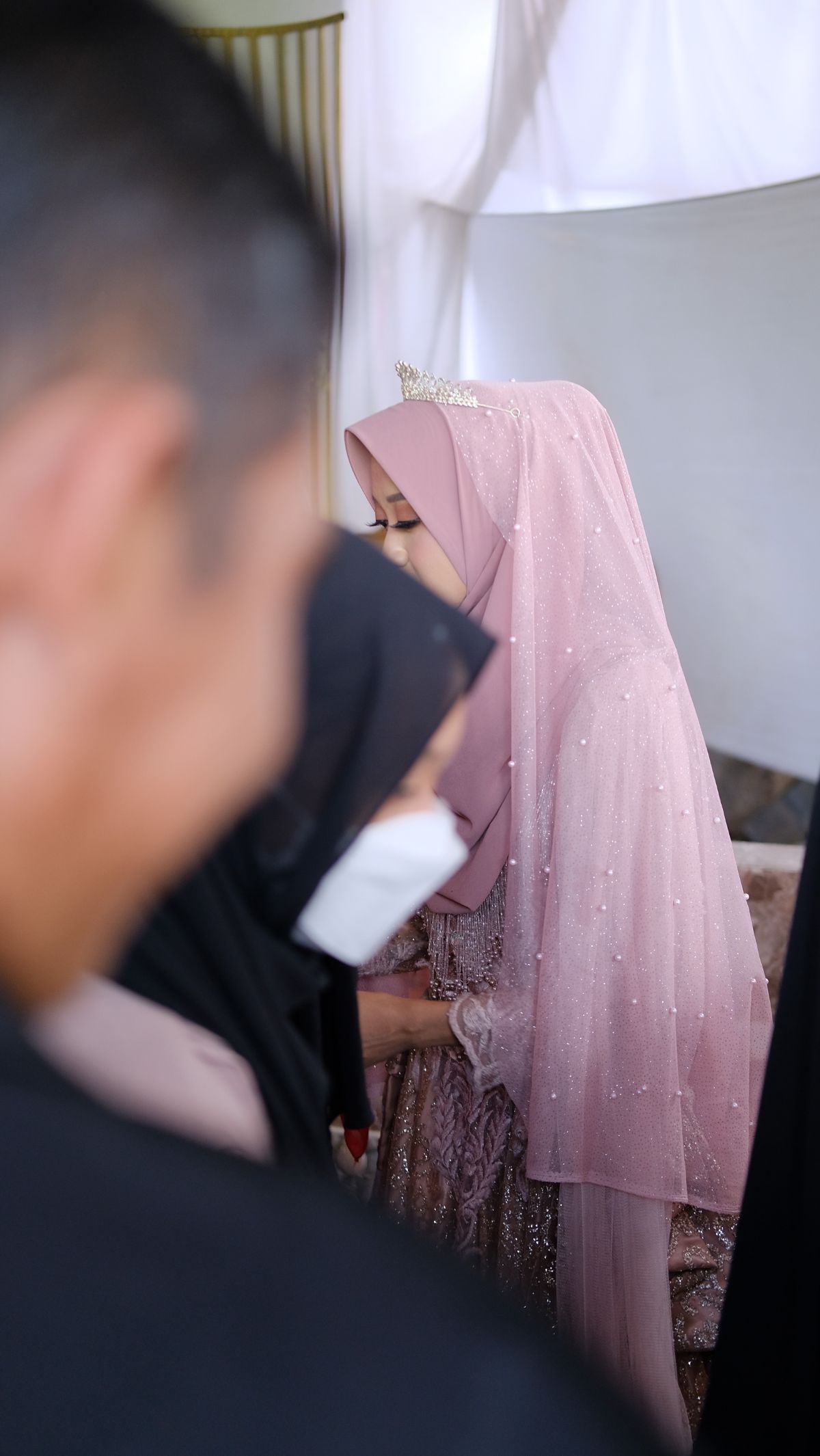 Kejutan yang Menyayat Hati: Wanita Ini Datang ke Pernikahan Bestie, Mempelai Pria Ternyata Mantan Suaminya