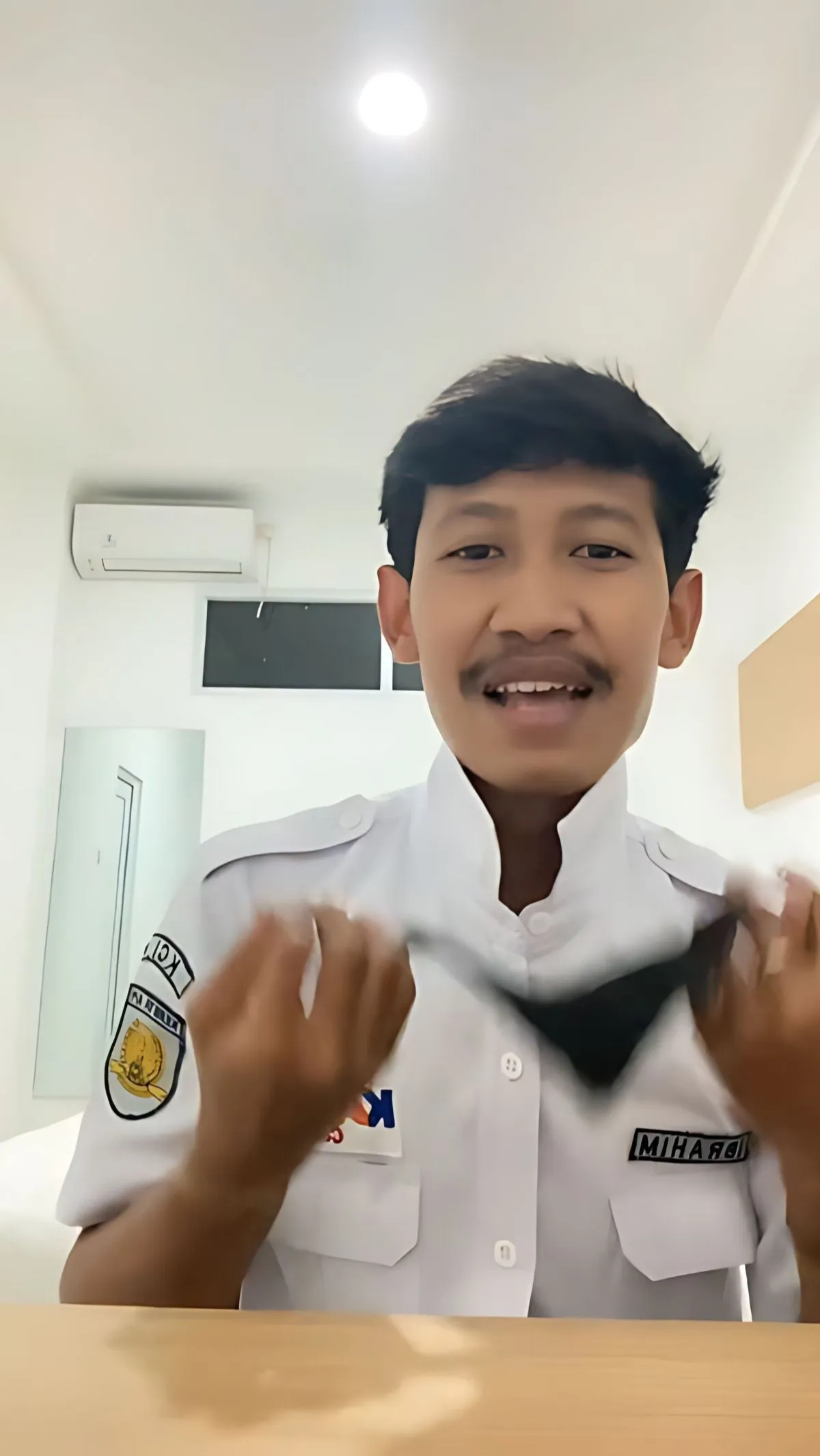 Pria Viral Bermasker Dikira Muda Akhirnya Cukur Kumis, Hasilnya Makin Beda