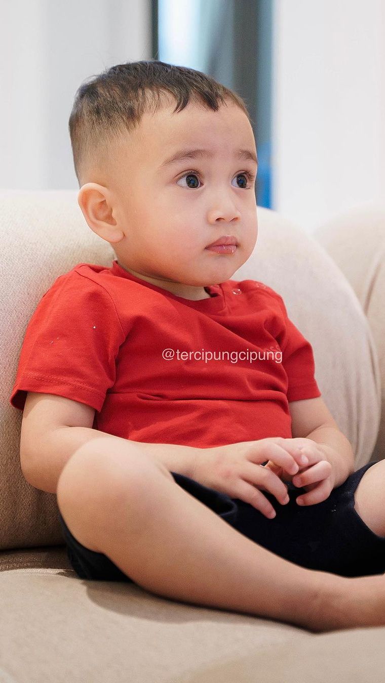 Potret Adu Gaya Rayyanza Vs Baby Fatih, Mana yang Lebih Keren?