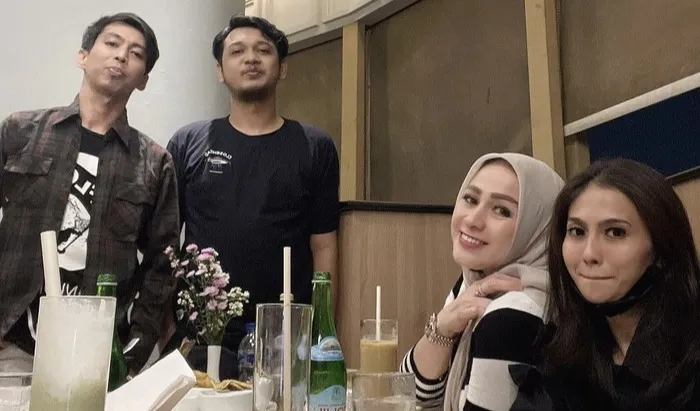 Makan di restoran