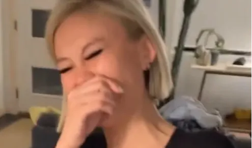 Agnez Tertawa Lepas