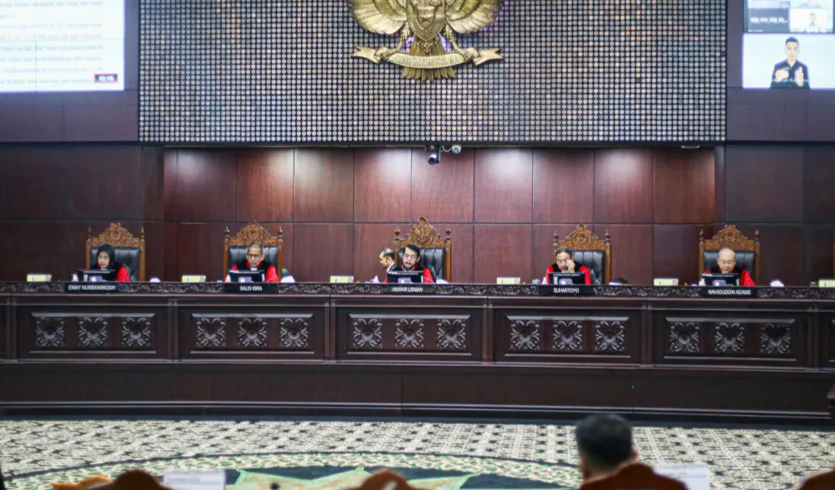 Saya bingung dan benar-benar bingung untuk menentukan harus dari mana memulai pendapat berbeda (dissenting opinion) ini,
