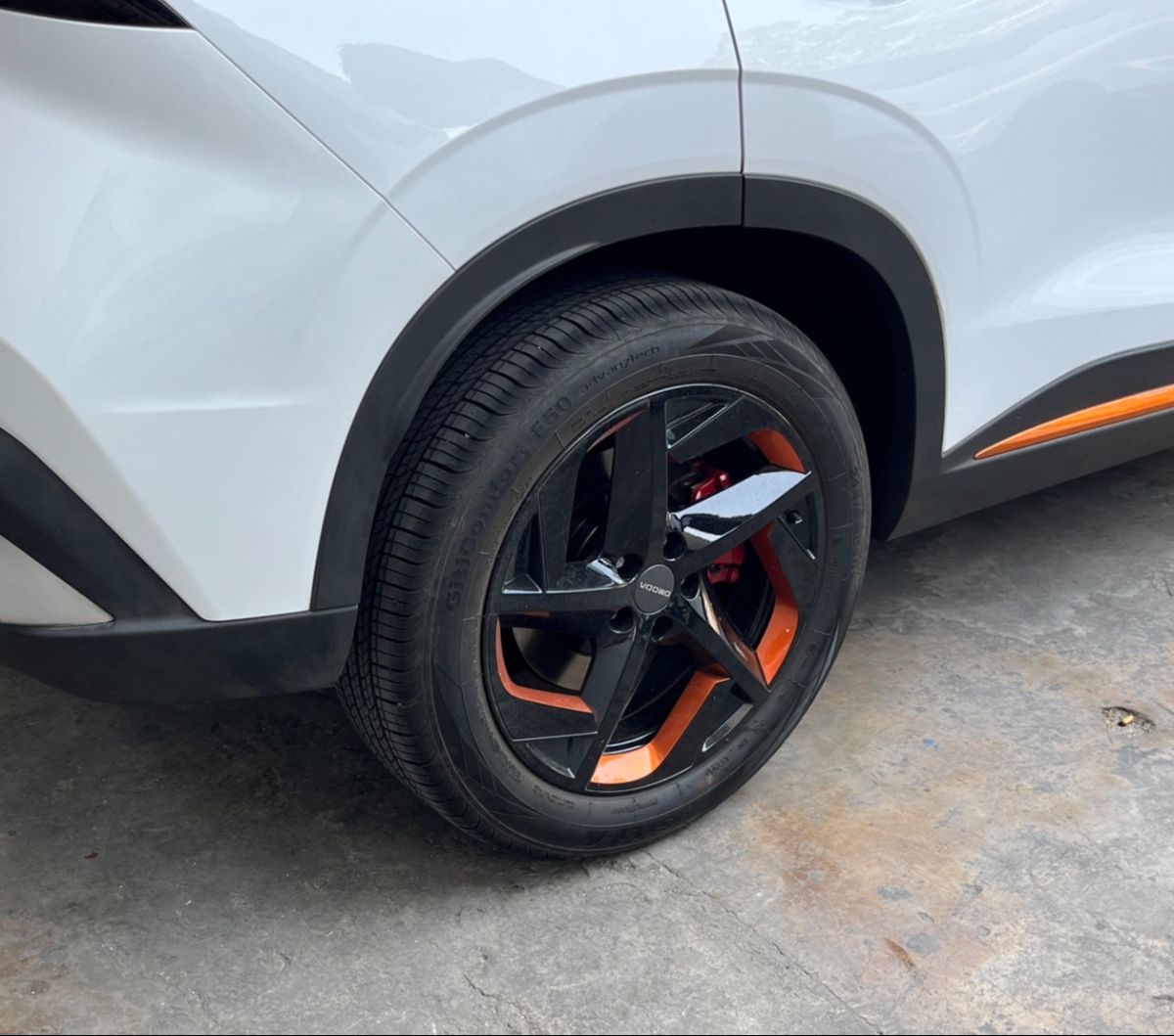 Sementara, untuk tipe Z, RZ, dan GT FWD memakai pelek yang sama, yaitu diameter 18 inci dengan ban 215/55R18 dengan ornamen merah di tipe Z dan RZ serta oranye untuk GT FWD.