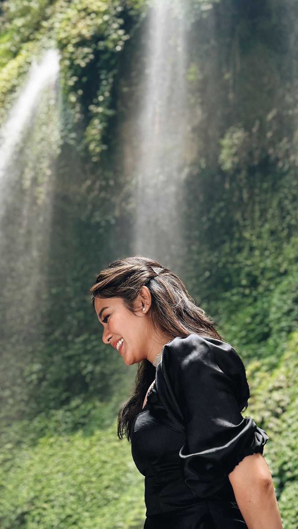 Tampilan gaya rambut Naysila Mirdad juga terlihat anggun.