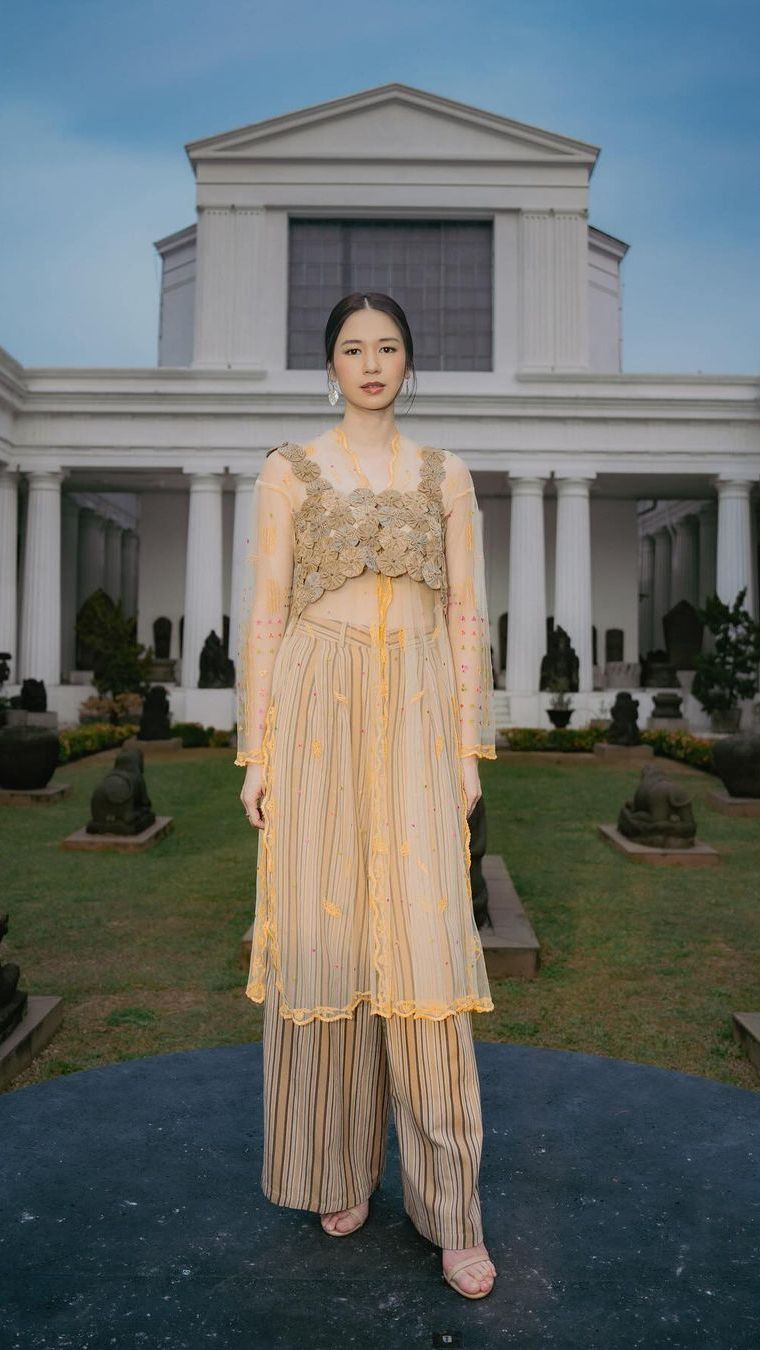 Style Etnik dan Mewah Laura Basuki dengan Busana Bordir
