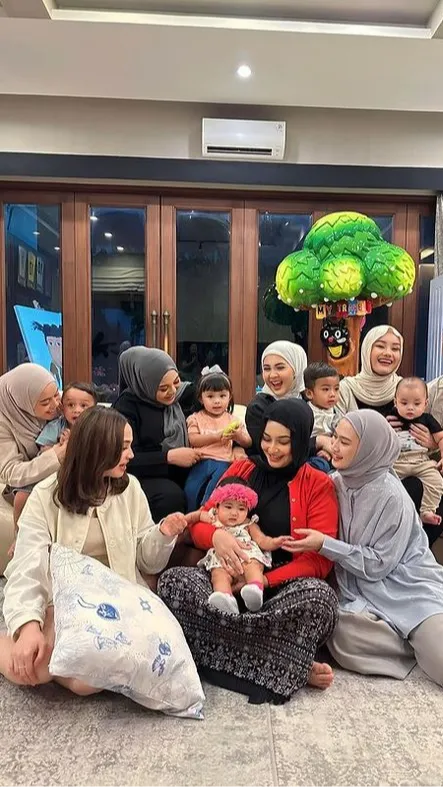 9 Potret Geng Mamayu Arisan di Rumah Aurel Hermansyah, Tunggangan Lesti Kejora Jadi Sorotan