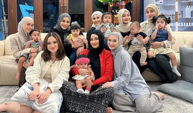 Kocok arisan di rumahAurel Hermansyah
