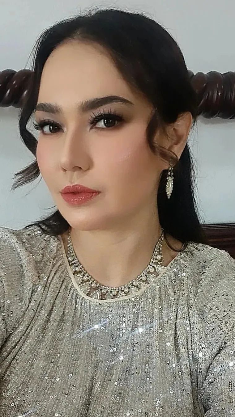 Digugat Cerai Suami, Catherin Wilson Tampil Beda dengan Berhijab