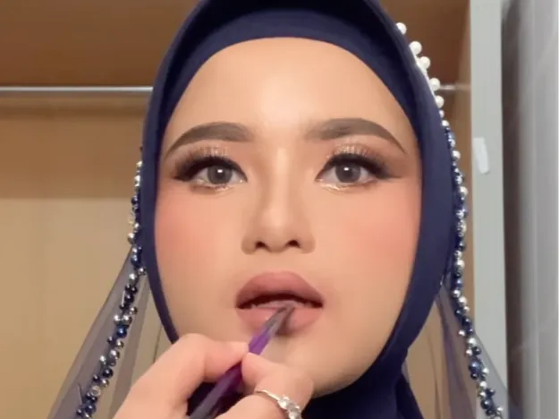 Pakai Lipstik Berwarna Gelap