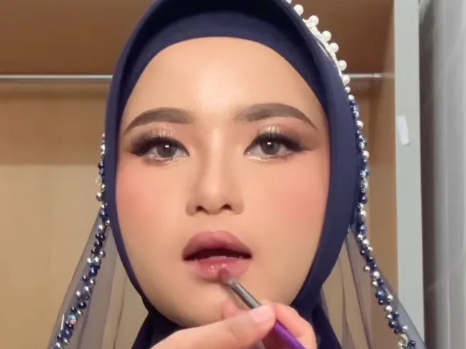 Gunakan Lip Gloss