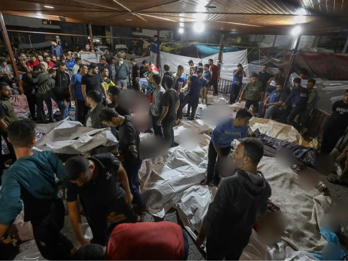FOTO: Mencekam, Begini Suasana Evakuasi Ratusan Korban dari Rumah Sakit Al-Ahli Gaza yang Dibom Israel