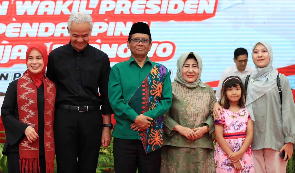 Mahfud MD terlihat mengajak istri dan cucu