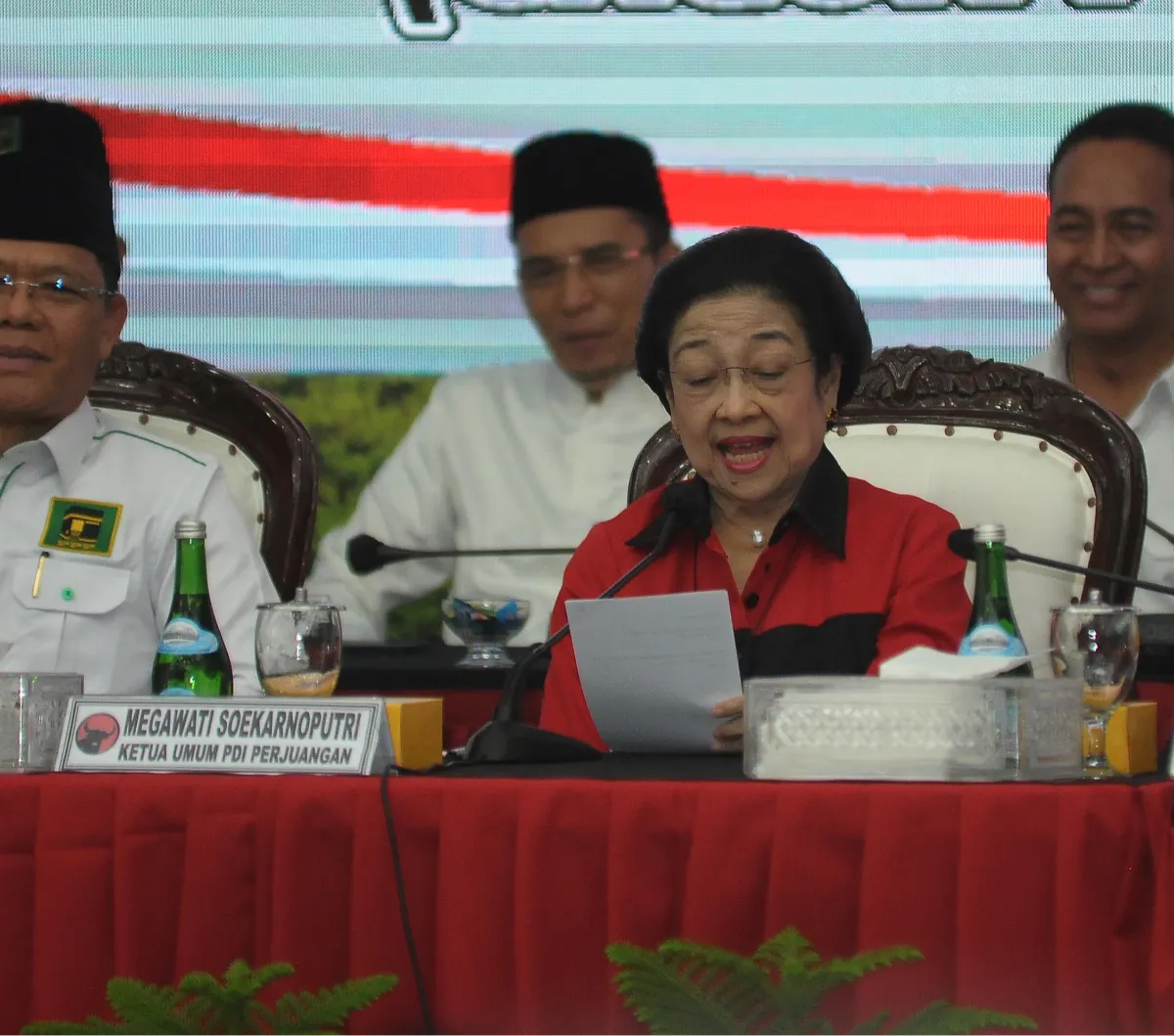 Foto Diumumkan Langsung Oleh Megawati Senyum Mahfud Md Pecah Saat