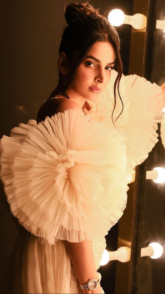 Saba Qamar has a beautiful face, striking eyes, and acting ability to impress anyone. <br>She worked in one of the best Bollywood films, Hindi Medium, with Irrfan Khan. She is paid Rs 3  ($3600) to 4 lakh ($4800).