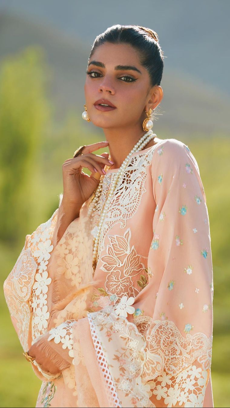 Sanam Saeed has made a mark in the theatre, film and television.&nbsp;She has played a variety of characters and is known for her interesting and diverse roles.&nbsp;In the serial <i>Momina Duraid Zindagi Gulzar Hai</i>, she was paid Rs. 2 lakh 45 thousand ($2943).