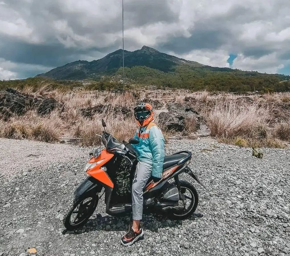 Viral Aksi Polisi Bantu Pengendara Wanita Bikin Salut Sampai Hisap Bensin Motornya 