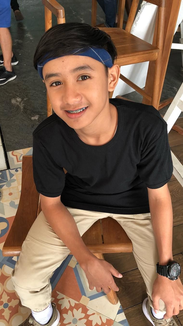 7 Potret Terbaru Bowo Alpenliebe yang Makin Glow Up, Lihat Penampilannya Tanpa Behel 