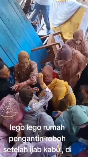 Kelewat Heboh, Teras Rumah Panggung Roboh saat Ijab Qabul, Kata Netizen Akibat Doa Mantan Pacar si Pengantin