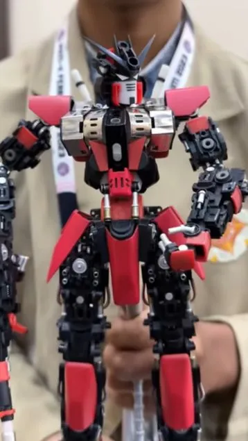 Viral Mahasiswa UGM Sulap Korek Api dan Botol Bekas Jadi Action Figure