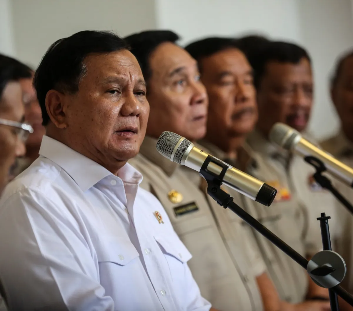 Muzani juga membeberkan kisi-kisi siapa calon wakil presiden untuk Prabowo Subianto. Muzani menyampaikannya dengan sebuah pantun.